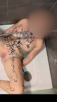 더러운 샤워 머리 오르가즘, 보지와 클리토리스를 청소할 때까지 다리를 벌리는 소녀