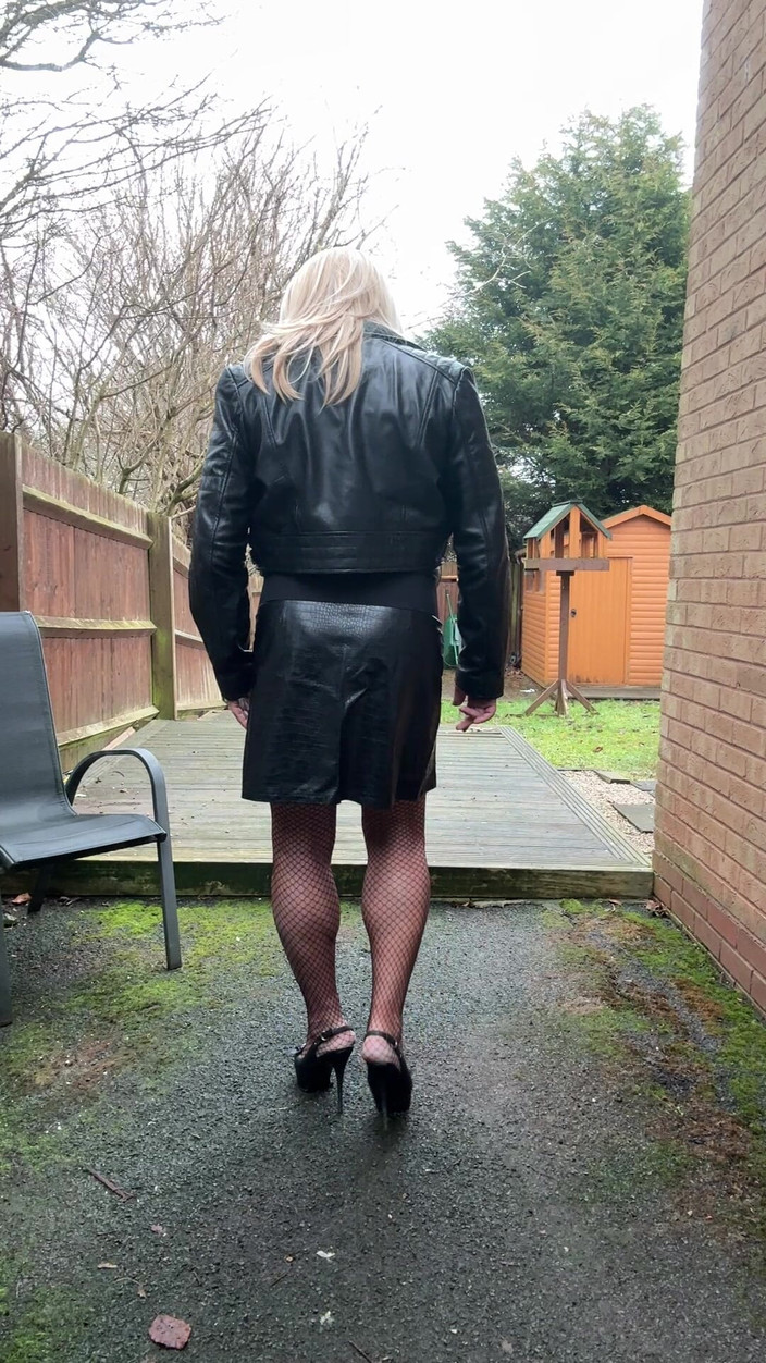 Kellycd2022: Sexig crossdresser Kellycd2022 i Black Bodysuit och Heels