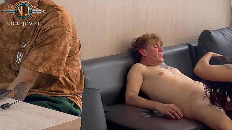 NickJowel: 나는 친구가 컴퓨터 작업을 하는 동안 아내와 섹스를 한다