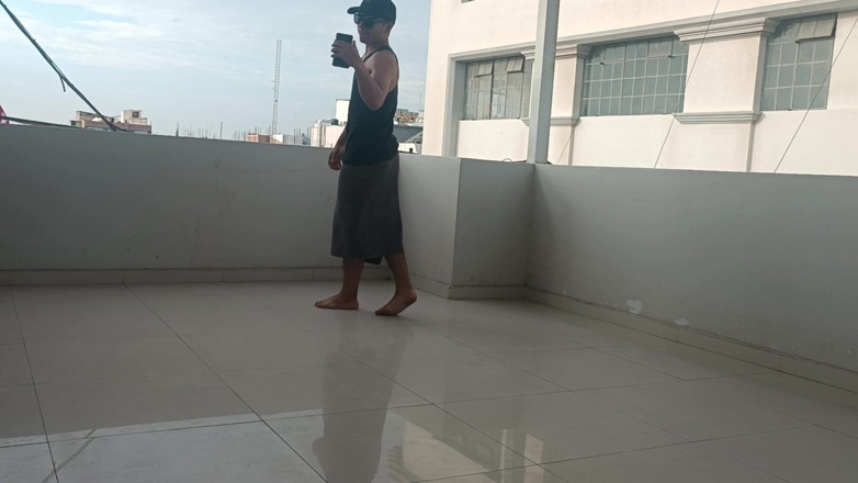 Bare skin man: 在屋顶上