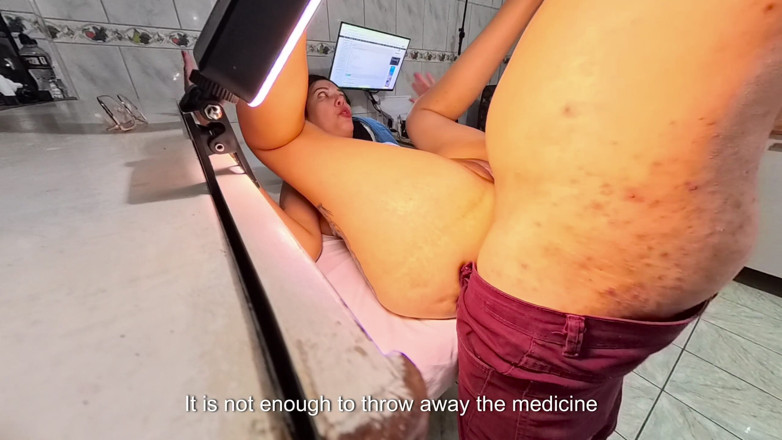 Gabi SweetCouplesStories: Gynekolog provedl anální sex a nechal sperma uvnitř pacienta.