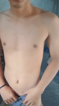 Asijský chlapec masturbuje ve skladišti
