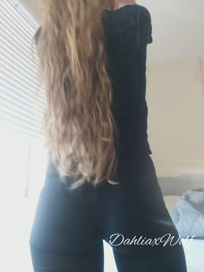 Dahlia Wolf: Spandex twerking