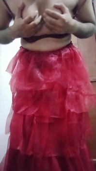 印度同性恋 Crossdresser 在红色礼服下压和玩弄她的大胸部真正的自制性爱
