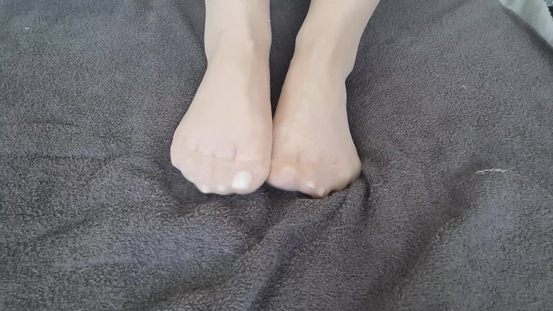 Curly_Dreams: ฉันจะแสดงเท้าไนลอนของฉันให้คุณดู