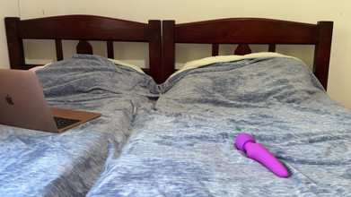 EvaGreyZ: Mio marito è al lavoro e io guardo il porno e...