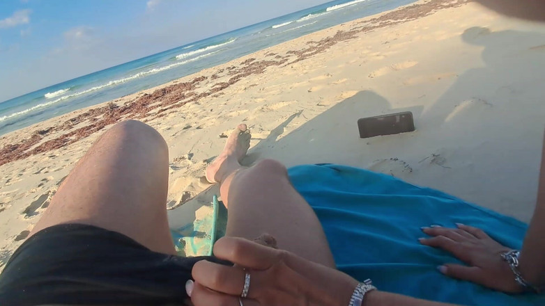 LauraOnHeels: MILF chupa um pau engolindo esperma na praia ponto de...