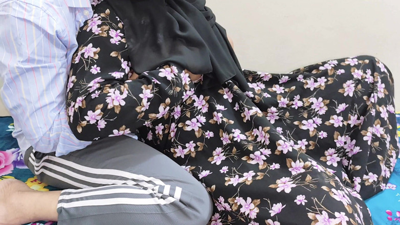 Angel Surovi Lata: 옆집 평지의 아름다운 인도 Deshi 의붓여동생이 자물쇠의 구실로 의붓여동생을 따먹어. (뱅글라 주부