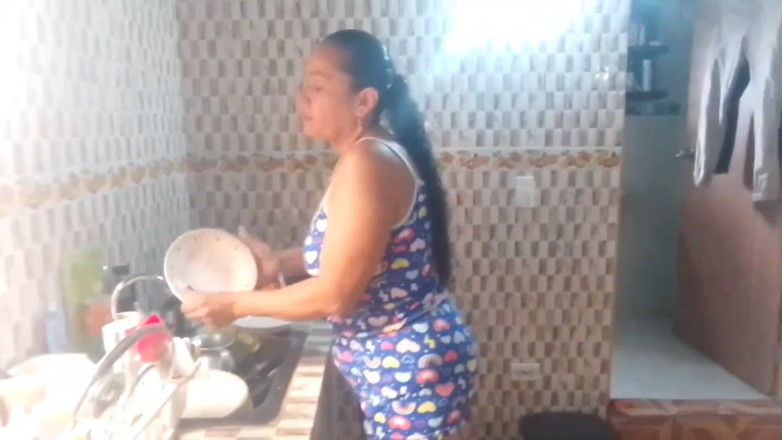 Milfcaliente69: Hijastro no puede soportar la vista del culo de su...