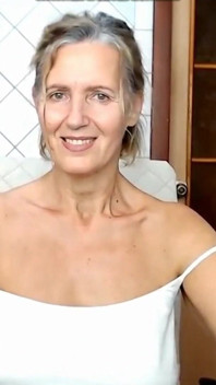 Gehoorzame huisvrouw in handboeien en kraag