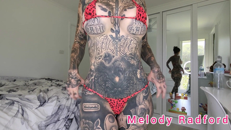 Melody Radford: 红色和黑色的微型比基尼尝试与大奶子梅洛迪拉德福德