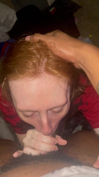 Si cewek hot rambut merah dientot habis-habisan sama besar pria kulit hitam