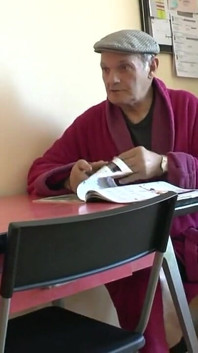 Bătrânul pervers excitat îi cere asistentei sale asiatice să se fută