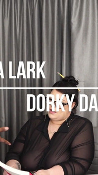 Возбужденная и любопытная библиотекарь Luna Lark трахается с порнозвездой Dorky Darien