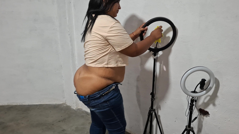 SugarPose: 고객의 집을 청소하는 거유 메이드