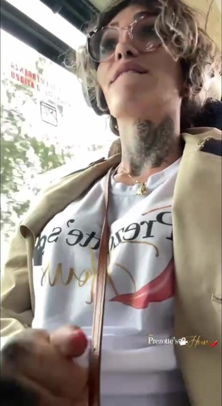 Prezottes_House: Ce ejaculare, lol Sabrina dă o ejaculare bună în autobuz, în timp...
