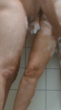 Abang tiri dan adik tiri bermain sabun di bilik mandi
