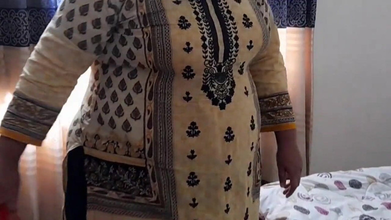 Aria Mia: 방 청소 중 배다른 아들에게 따먹히는 Depali 아줌마!