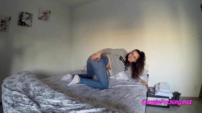 Couple Fucking: 性感的黑发女郎和熟女做爱