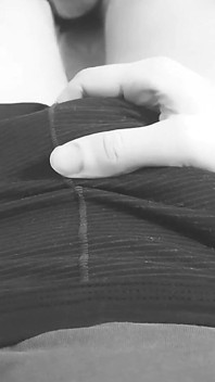 회색 트레이닝 바지로 두꺼운 성기를 문질러 젖게 만듭니다