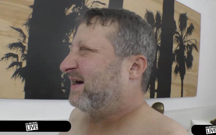 Immoral Live: Sugardaddy donne un creampie à une étudiante aux seins énormes et naturels de 38-g -...