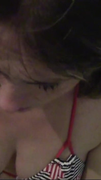 Fofa menina de biquíni fodida no rosto com facial