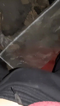 Menina do interior se masturba quente em um celeiro frio