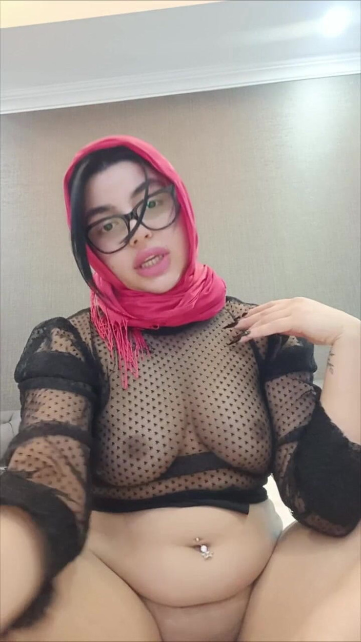 Esmer Tarcin: Uma mulher usando lenço na cabeça passou sozinha em sua...