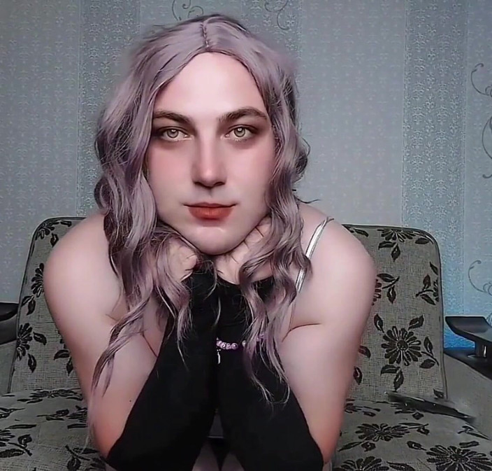 Kitty_Cross: Verspielter femboy neckt mit rock in windy street