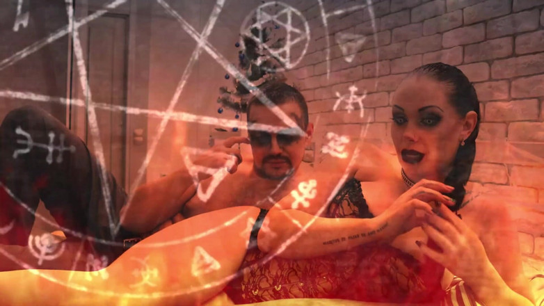 Goddess Misha Goldy: Bůh tě nemiluje! Neslavte Vánoce!