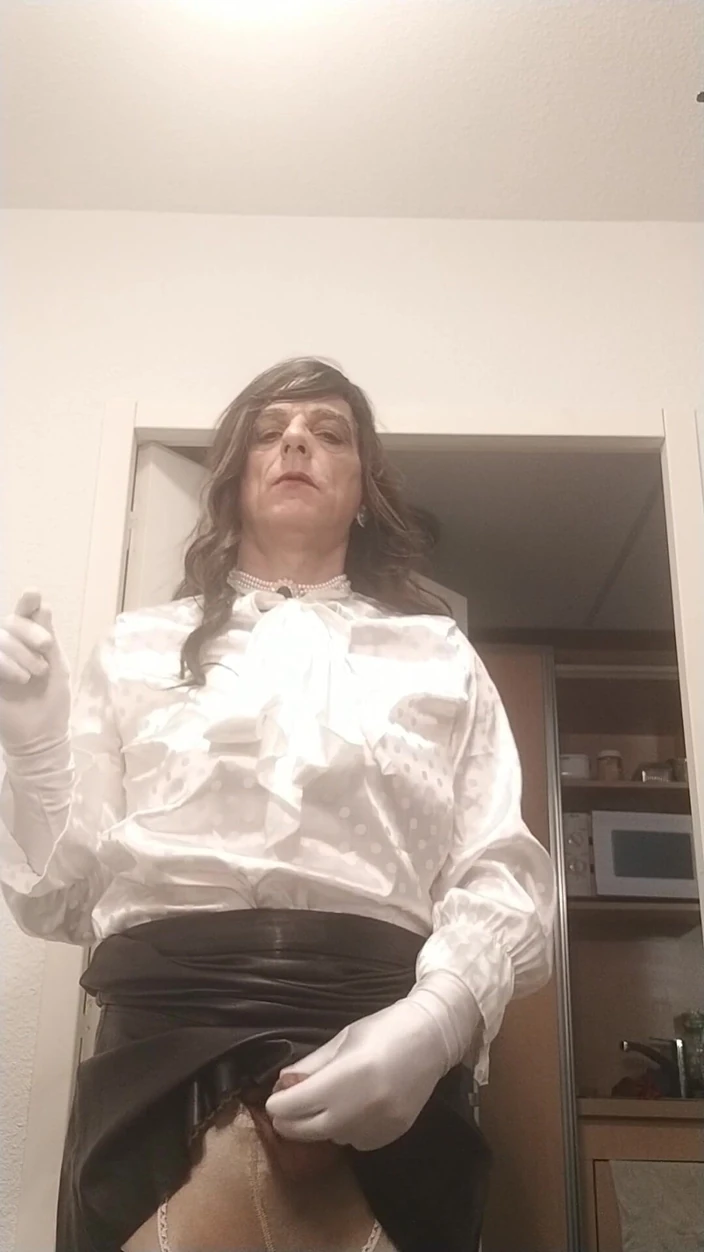 Mme se gâte par Madame Penelope studio: Vidéo Porno Homme trans, Vidéo  maison, Mature, Masturbation, Solo Transgenre | Faphouse