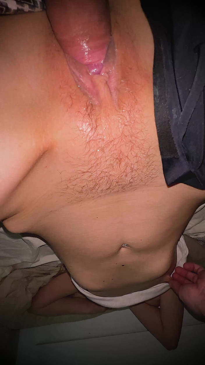 Gigi oficial: 処女の女の子が嗅ぎまくり、接写して見ています