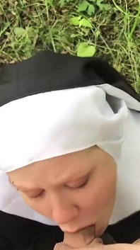 Špinavá jeptiška Vilu Vidish saje ptáka v lese