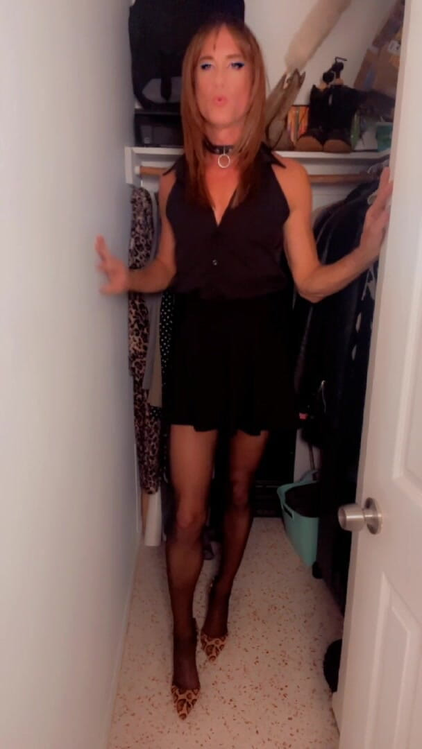 TVI Studios Val Parker: Ah, não! Capturados crossdressing como uma puta no armário