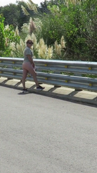 Patricia na ponte sobre a estrada