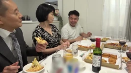 Những người bạn cùng lớp đoàn tụ già lần đầu tiên sau 35 năm