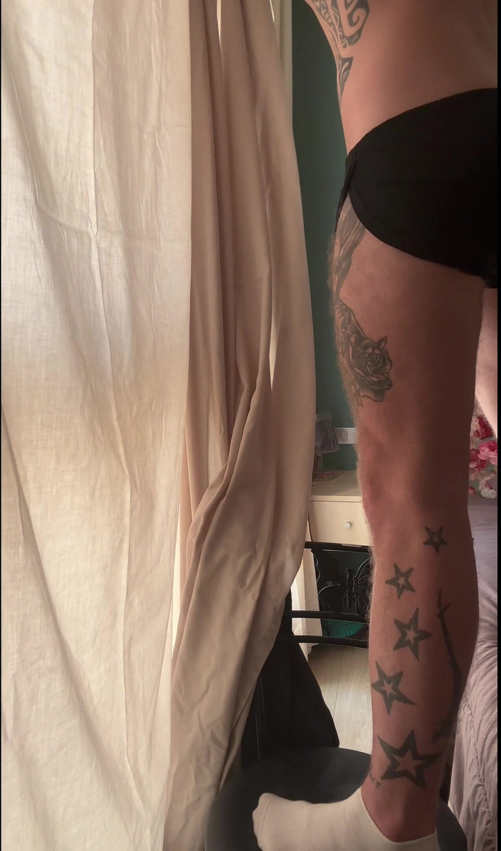 Bzik23: Dick tuột ra khỏi chiếc quần đùi nylon thể thao của...