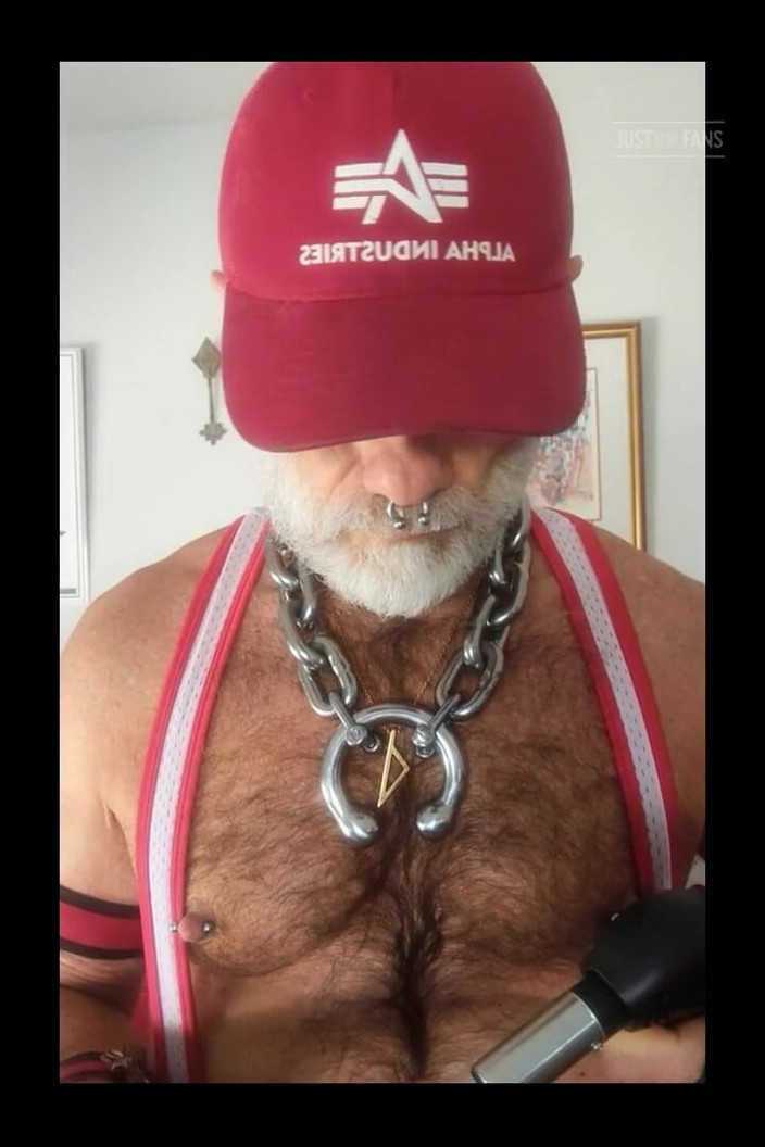 MusclesCigarsFFPig: Tatăl vitreg își aprind gara