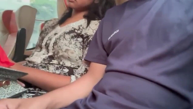 Hotfuck20: India se masturba en el autobús