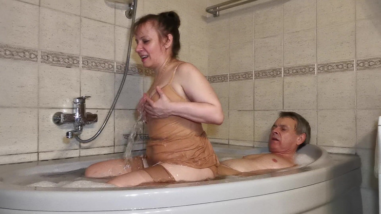 Michael Ernandes: Bain du soir avec des plaisirs sensuels
