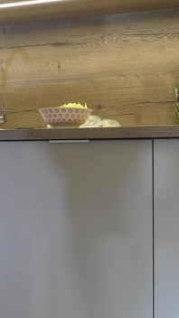 Schattig en mooi zwart universiteitsmeisje in panty knippert in de keuken nadat ze zich heeft verveeld en negeerd