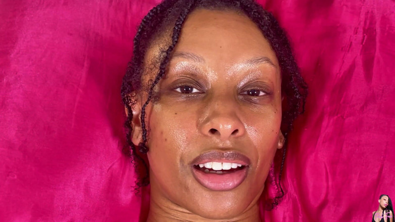 Pink Foxx: Madrastra te deja ver su cuerpo frontal