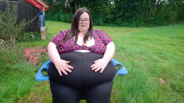 SSBBWLadyBrads: SSBBW se joacă cu burta în aer liber și se plimbă
