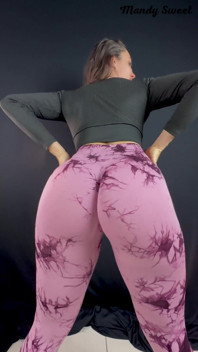 パンティーなしのレギンスでファンクの音に合わせてトゥワークするブラジルの大きなお尻