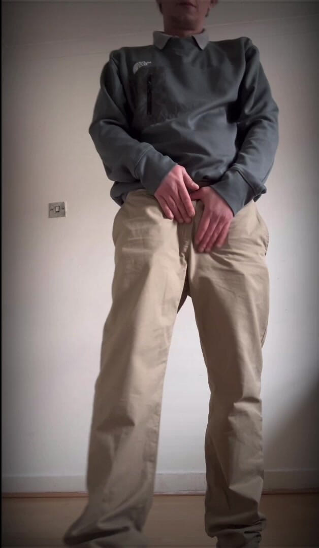 Nalekhome: Cởi đồ và khoe cặp mông và con cu nóng bỏng...