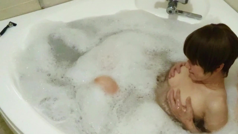 akeieroi: Juego de coqueteo en la bañera con una pareja de...