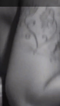 Jeunes amants pleins de baiser excités dans le salon de la maison