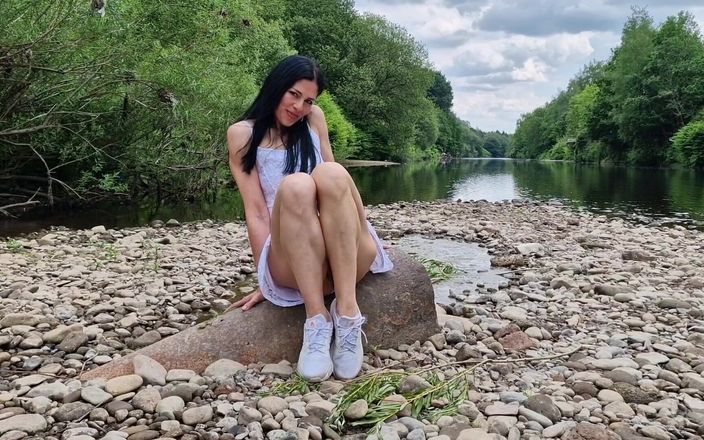Nicky Brill: Venkovní nahá roztahuje moji kundičku a čůrá