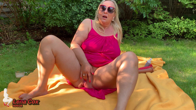 Lena Cox: Hotwife Lena - Melancap Taman Dengan Dildo - Orgasme Pancutan Amatur Sebenar