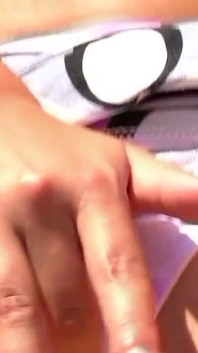Rubia más cachonda afeitada con chorro de coño mojado con gran vibrador y masturbación caliente vol 8